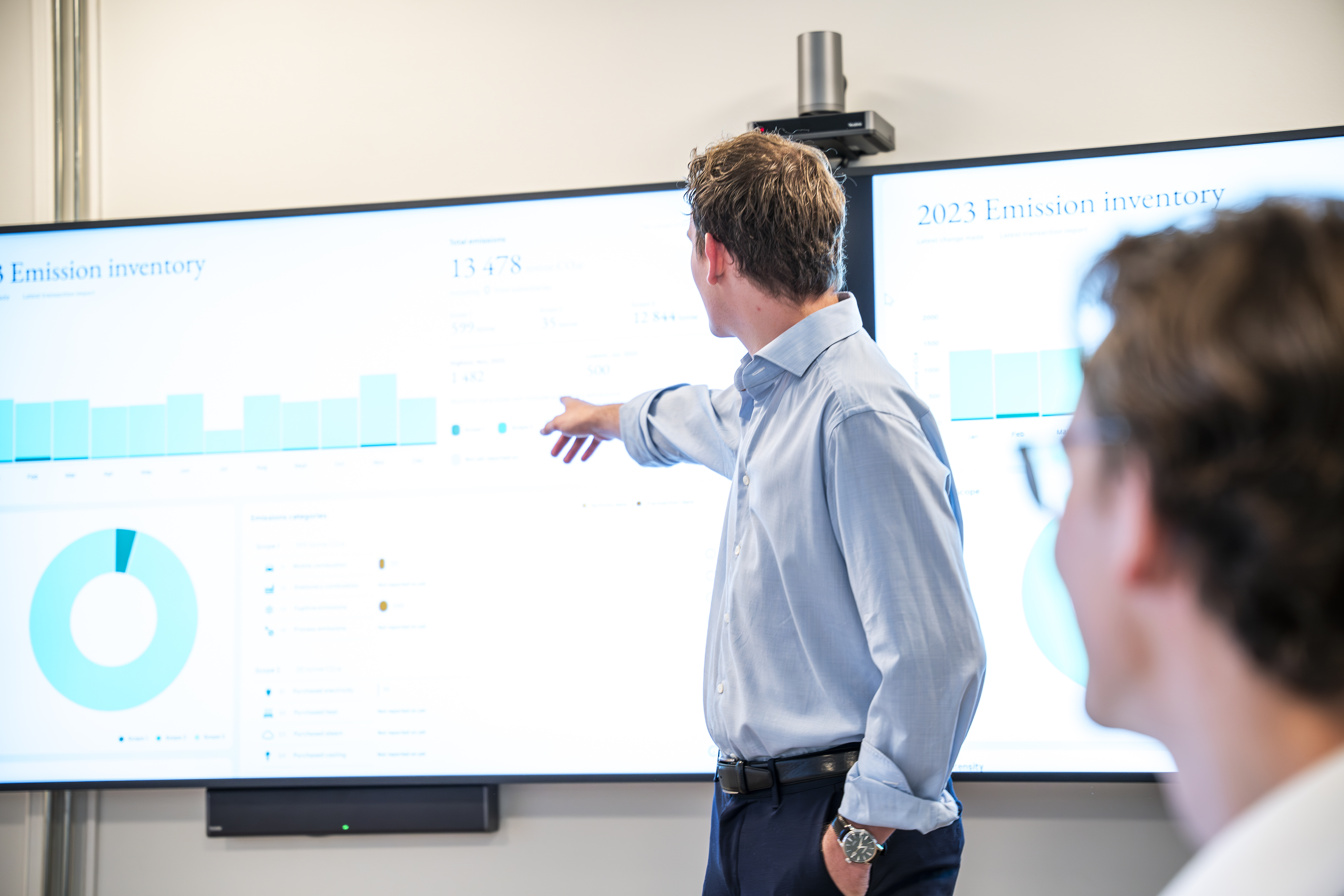 Mann peker på skjerm