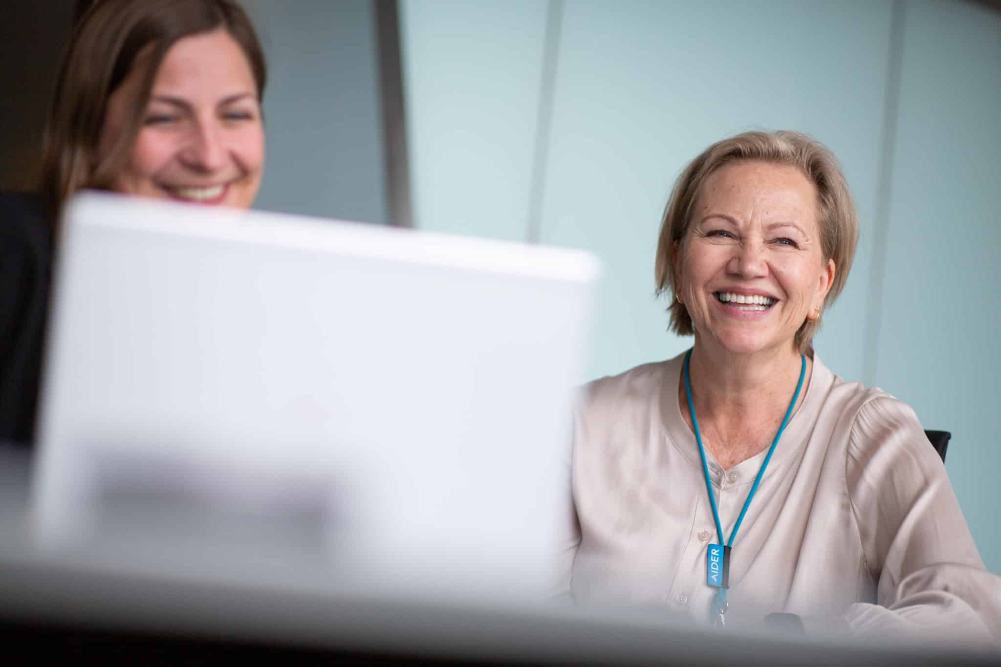 To damer foran en PC